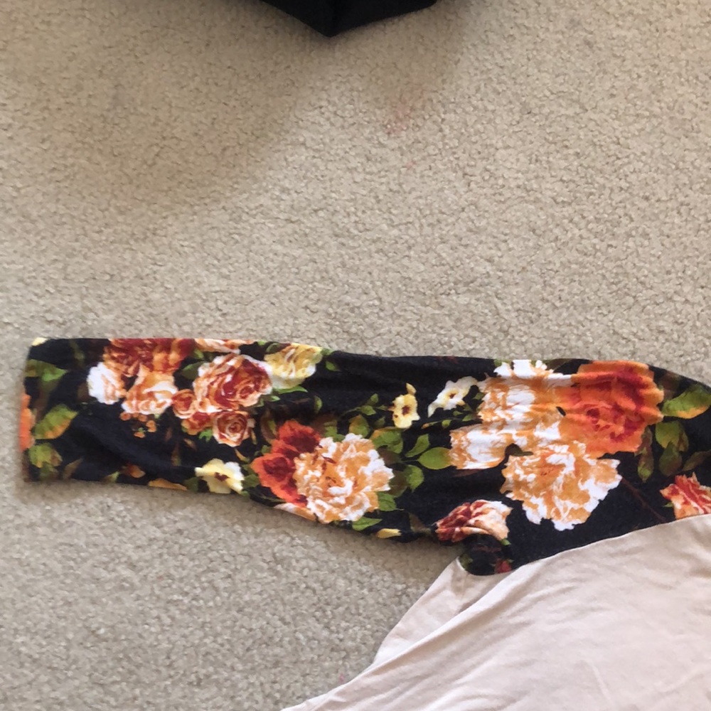 Cute Top! - Picture 3 of 3